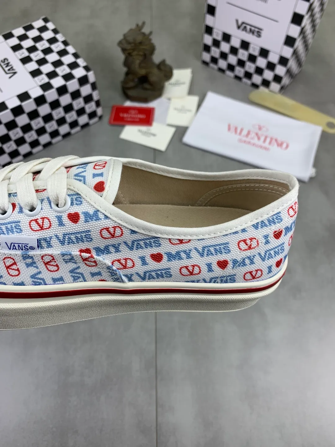 Men's shoes 💰P460 New Valentino❌Wans co-branded Valentino and Vans release new co-branded sneakers, integrating Valentino's Italian high-definition aesthetics and Vans's free and authentic spirit, giving classic shoes a personality that spans the ages. Many stars - Jolin Tsai. Yang Zi. Liu Wen. Ma Baiquan. Choi Soobin. freen. Song Zuer. JJ Lin. zel. Cecilia Cheung. shark. Xin Yunlai...Same style. Female model: 35-42 (41.42 is custom-made and non-refundable) Men's model: 39-46 (45.46 is custom-made and non-refundable)